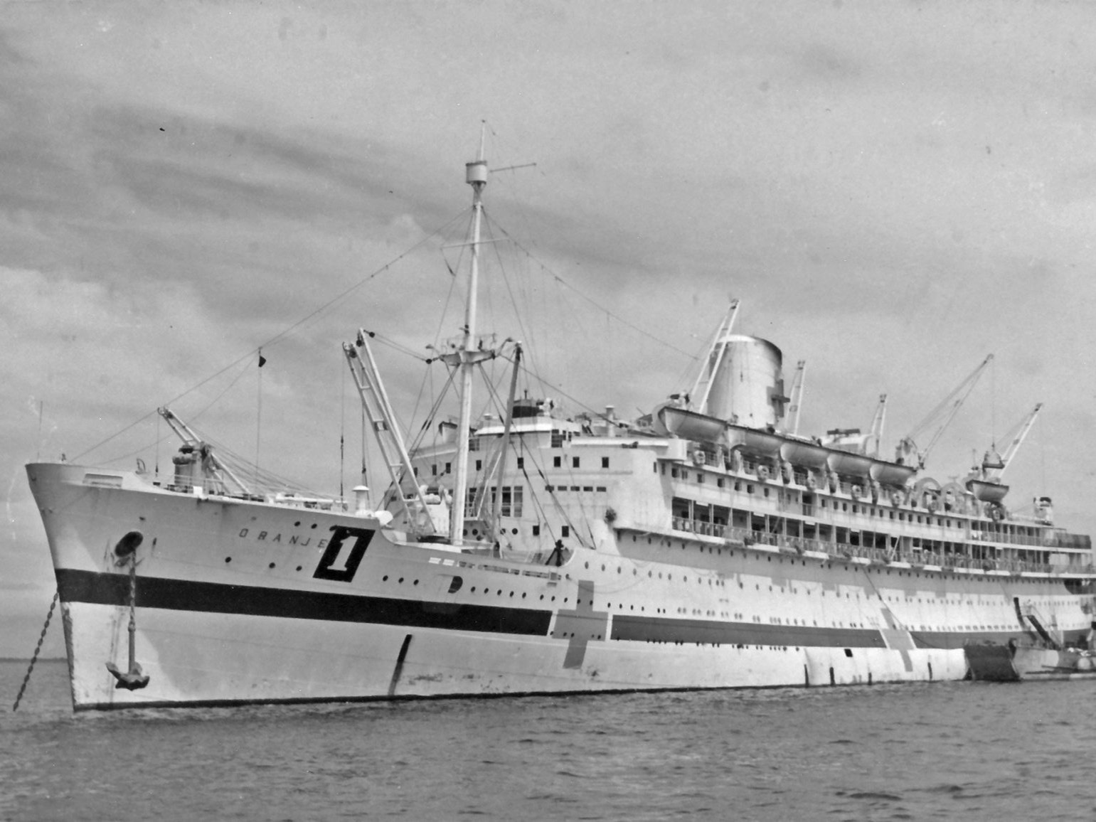 Uitkijkpost, geschut en reddingvlotten aan boord ss Nieuw Amsterdam WO2