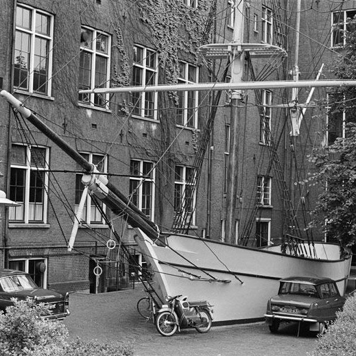 Kweekschool binnenplein met oefenschip Kaatje